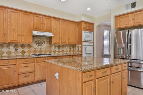 735 Eisenhower Way, Simi Valley CA 93065-8361 exterior