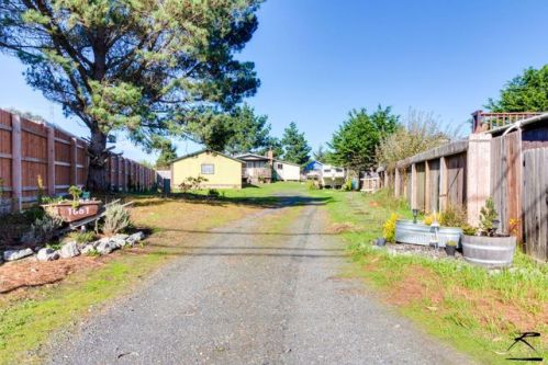 1651 Peninsula Dr, Arcata, CA 95521-9656