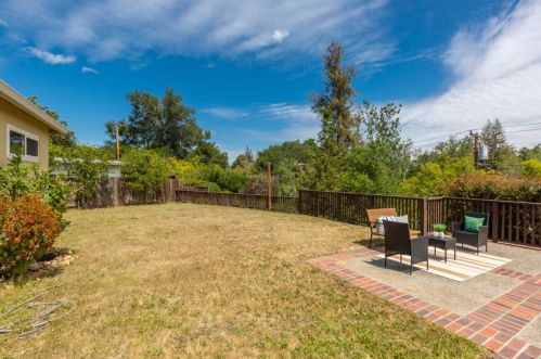 10564 Ainsworth Dr, Los Altos CA 94024-7448 exterior
