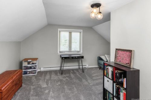 1 Yellow Yellow Cir, Middletown CT  06457-4929 exterior