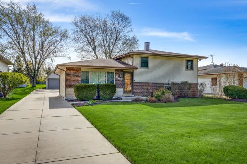 967 Cuyahoga Dr, Hanover Park, IL 60103-5611