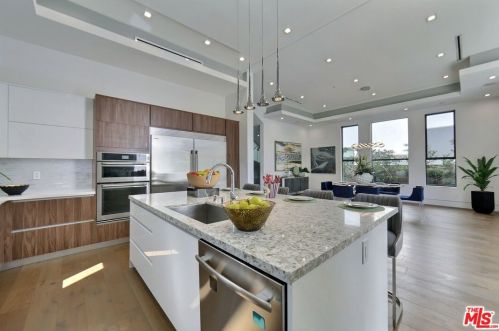 5128 Noble Ave, Van Nuys CA  91403-1376 exterior