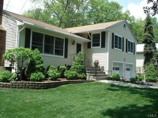 33 Oakhill Ave, Norwalk, CT 06854-2410