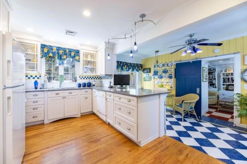 55 Bellevue Ave, Westerly, RI 02891-1958