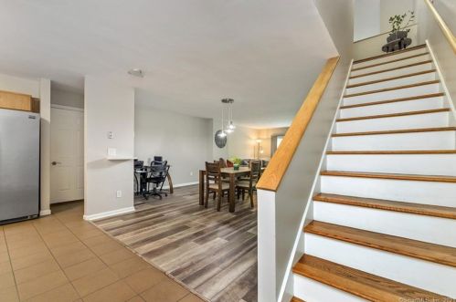 1006 Sand Stone Dr, Wapping, CT 06074-2872