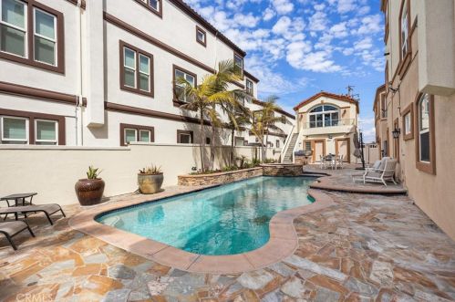 1610 Pacific Coast Hwy, Huntington Beach CA  92648-4434 exterior