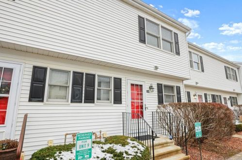 14 Commodore Cmns, Derby CT  06418-2148 exterior