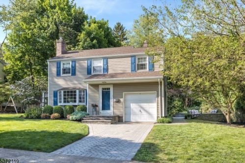 7 Potter Ct, Montclair, NJ 07043-1514