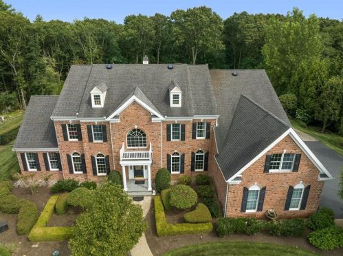 5 Lenihan Ln, Warwick, RI 02818-1144