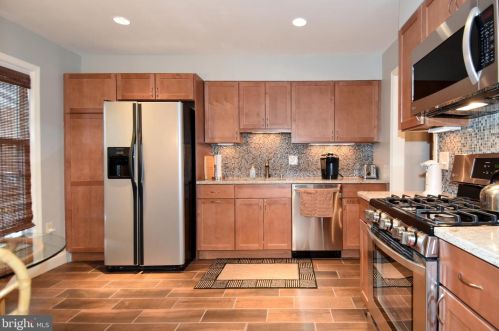7833 Painted Daisy Dr, Springfield VA  22152-3850 exterior