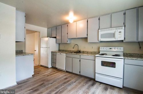 8045 Sleepy View Ln, Springfield VA  22153-2946 exterior