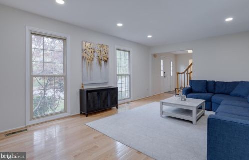 5707 Oak Leather Dr, Springfield VA  22015-2315 exterior