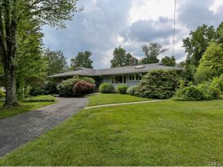 94 Golfview Ter, Fairfield, CT 06825-1212