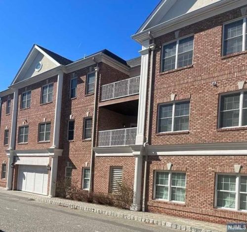 1303 Rio Vista Ln, Rockleigh, NJ 07647-2216
