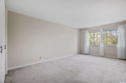 2520 Flintridge Dr, Glendale CA  91206-1033 exterior