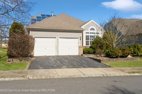 37 Dunrovin Ct, Lakehurst, NJ 08759-6059