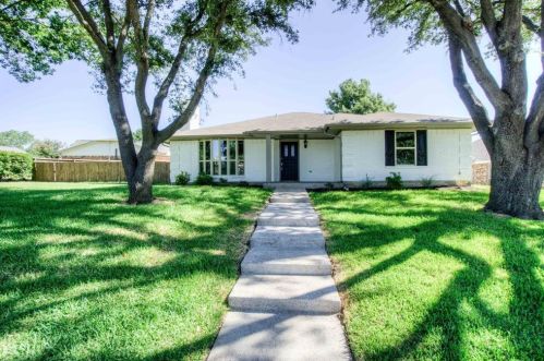 2051 Oakbluff Dr, Carrollton TX  75007-1649 exterior