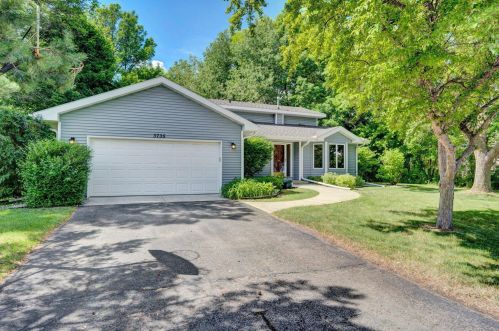 3735 Greensboro Dr, Saint Paul, MN 55123-2242