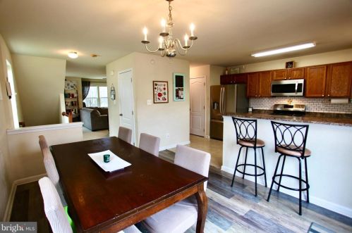 342 Dickens Dr, Lancaster, PA 17603-8884