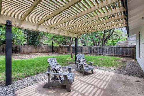 1704 Fair Oaks Dr, Austin TX  78745-2810 exterior