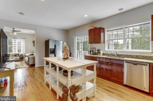 6803 Braddock Rd, Springfield VA  22151-3016 exterior