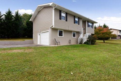 715 Winston Dr, Seymour, TN 37865-3426