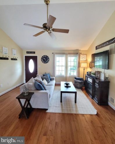 158 Pembroke Ln, Falling Waters, WV 25419-4007