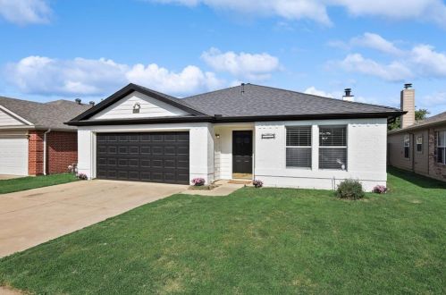 8524 Horse Whisper Ln, Fort Worth TX  76131-5346 exterior