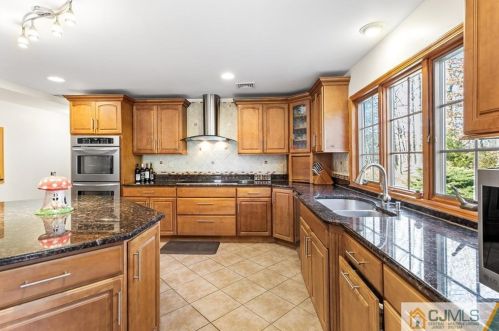 6 Oriole St, Edison, NJ 08820-2714