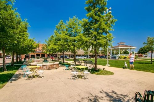 1524 Jackson St, Carrollton TX 75006-6255 exterior