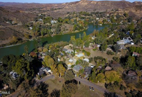 1944 Seminole Dr, Calabasas, CA 91301-2942