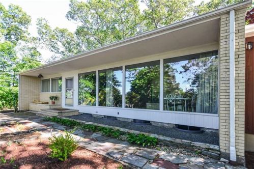 2 Sir Charles Rd, Lincoln, RI 02865-1418