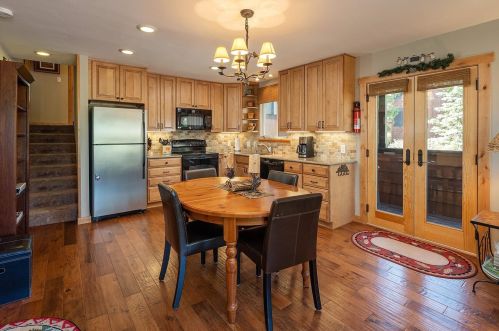 11711 Snowpeak Way, Truckee, CA 96161-8050
