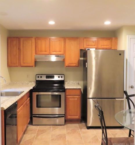 10 Summit Dr, Windsor CT  06095-3238 exterior