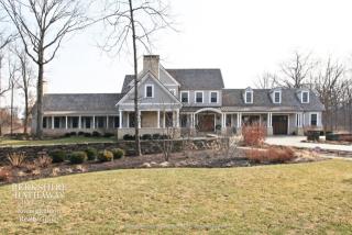 26211 Farwell Rd, Green Oaks, IL 60045-2371