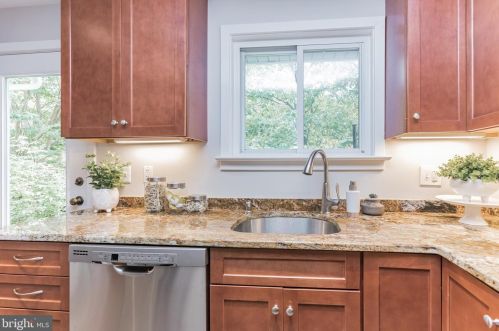 916 Robin Rd, Silver Spring MD 20901-1871 exterior