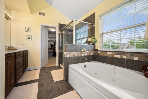 1826 Luther Lowell Ln, Sycamore IL  60178-8751 exterior