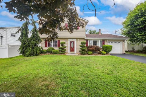 5 Dublin Ln, Hazlet, NJ 07730-1105