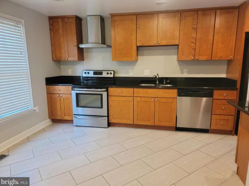 8029 Sleepy View Ln, Springfield VA  22153-2921 exterior