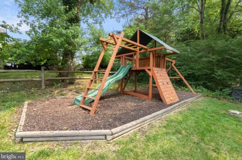 5637 Fort Corloran Dr, Springfield VA  22015-2114 exterior