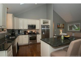 2 Round Hill Rd, Huntington CT  06484-1688 exterior