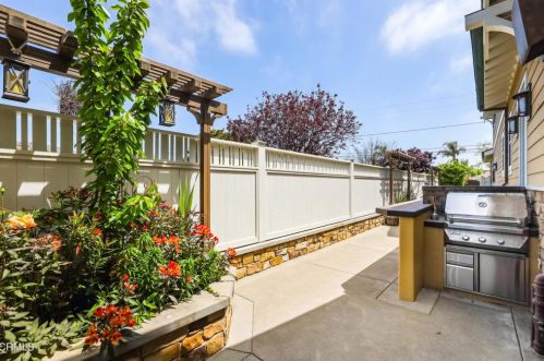1746 Main St, Huntington Beach CA  92648-2723 exterior