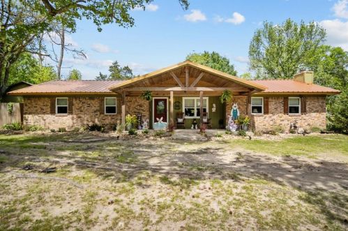751 Houston St, Lovelady, TX 75851-2405