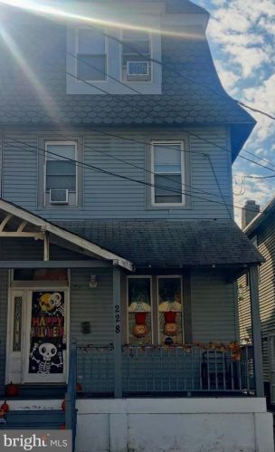 228 Cumberland St, Gloucester, NJ 08030-1917