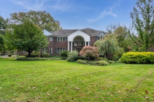 4 Blue Cliff Dr, Lebanon, NJ 08833-3246