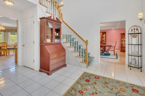 6 Colonel Chester Dr, Hartford, CT 06109-2500