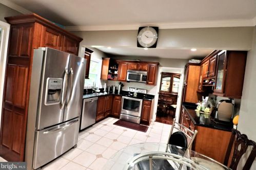 8005 Lake Pleasant Dr, Springfield VA  22153-3005 exterior