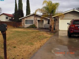 460 Orangewood Dr, Lemoore, CA 93245-3767