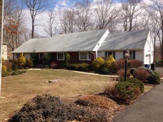 113 Tam O Shanter Dr, Mahwah, NJ 07430-3270