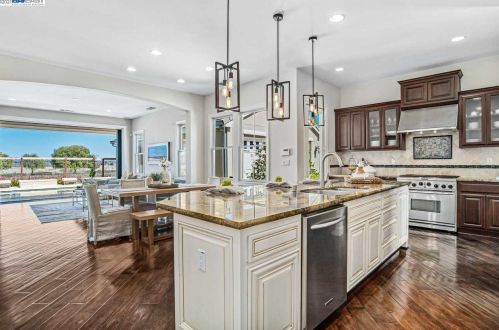 924 Mingoia St, Pleasanton, CA 94566-2268